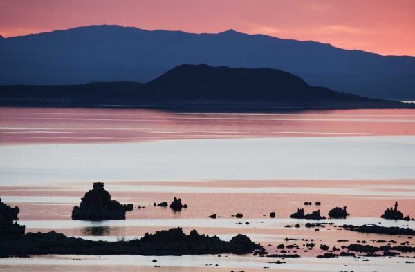 CA, Predawn light at Mono Lake silhouettes tufas